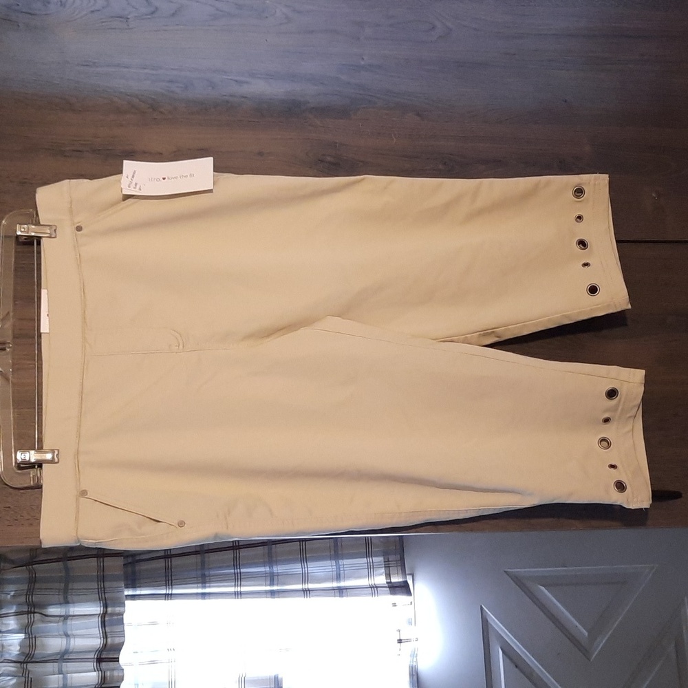 Unique NWT Capri Pants